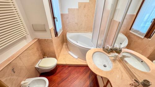 Ένα μπάνιο στο House 20 by Ca-Sa Check