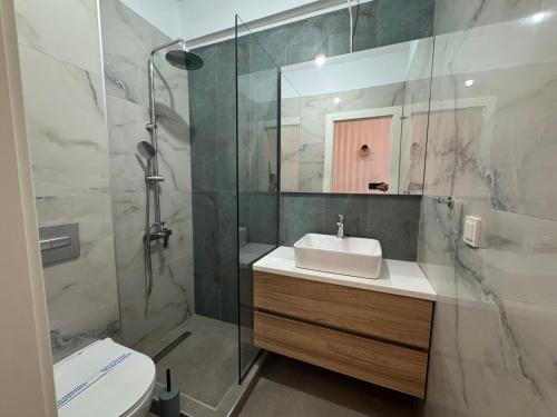 Bilik mandi di Coastal Retreat by Vryzas Loft Maissonet