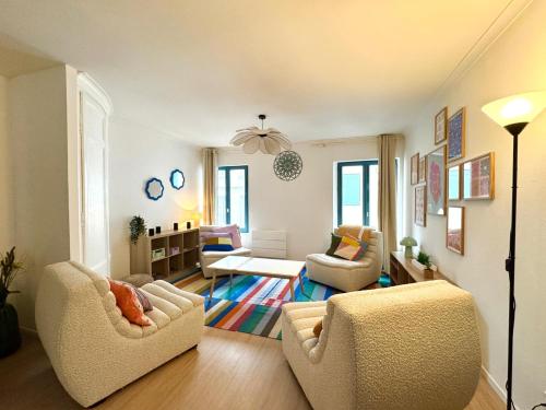 un salon avec deux chaises et une table dans l'établissement La Belle Picarde, centre Saint Valery sur Somme, à Saint-Valery-sur-Somme