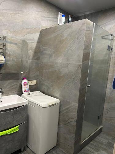 スームィにあるКвартира новострой Харьковскаяのシャワー、トイレ、洗面台を備えたバスルーム