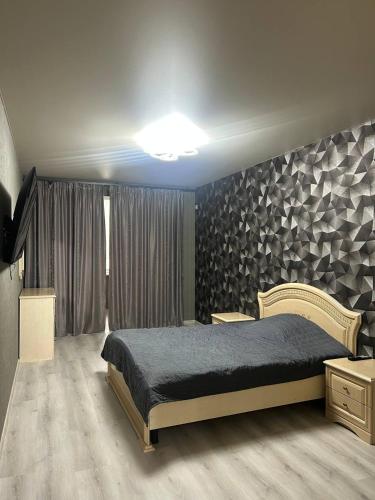 スームィにあるКвартира новострой Харьковскаяのベッドルーム(キングサイズベッド1台、大きな窓付)