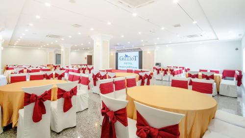 Una televisión o centro de entretenimiento en Galliot Hotel Nha Trang
