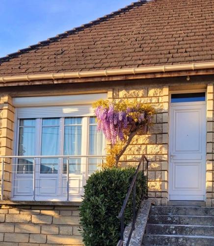a house with a white door and a window at Le Birdie - Maison & Jardin à proximité de Chantilly in Vineuil-Saint-Firmin