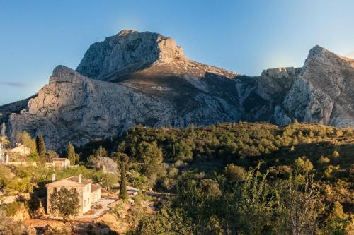 a mountain with a house in front of it at Can Elisa in Tárbena