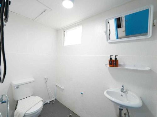 Koupelna v ubytování Dancenter North Pattaya Formerly Rq Hotel