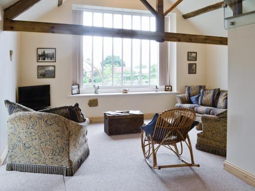 a living room with a couch and a table at Shrubberies Cottage - Dc5472 in Skinningrove