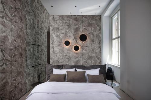 sypialnia z łóżkiem i ścianą z dziurkami w obiekcie City Center Telegraph Apartment w Wiedniu