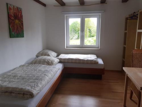 Postel nebo postele na pokoji v ubytování Zweibettzimmer mit Bad auf Pferdehof in Much