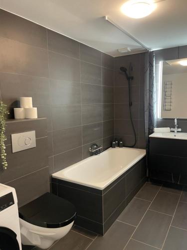 une salle de bain avec une baignoire, des toilettes et un lavabo dans l'établissement Apartment in countryside 3 bedroom, à Helsinge