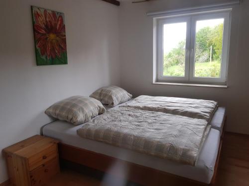 Postel nebo postele na pokoji v ubytování Zweibettzimmer mit Bad auf Pferdehof in Much