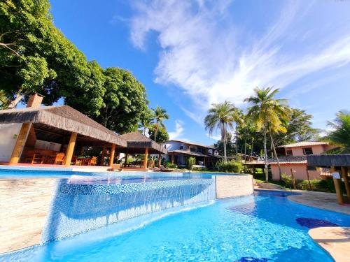 una piscina nel resort di Top Houses tem Paraíso Tropical Village no Centro a Arraial d'Ajuda