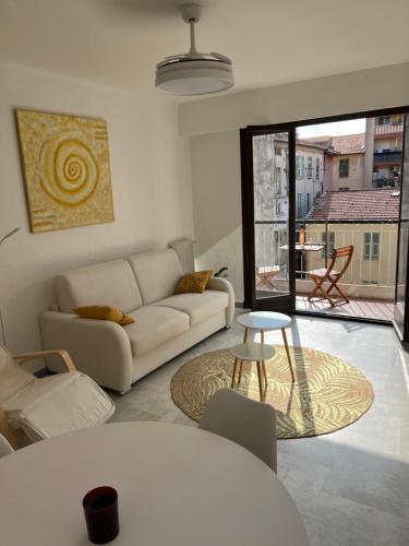 un salon avec un canapé et une table dans l'établissement Studio lumineux et spacieux avec balcon proche Garibaldi, à Nice