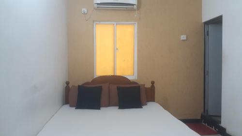 Options Beach Guest House Dehiwala-Mount Laviniaにあるベッド
