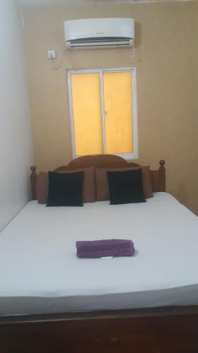 Options Beach Guest House Dehiwala-Mount Laviniaにあるベッド