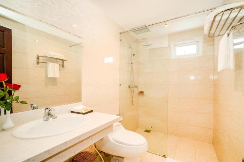Un baño de Galliot Hotel Nha Trang
