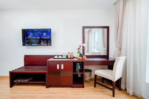 Una televisión o centro de entretenimiento en Galliot Hotel Nha Trang