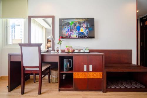 Una televisión o centro de entretenimiento en Galliot Hotel Nha Trang