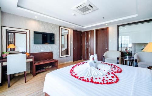 Una televisión o centro de entretenimiento en Galliot Hotel Nha Trang