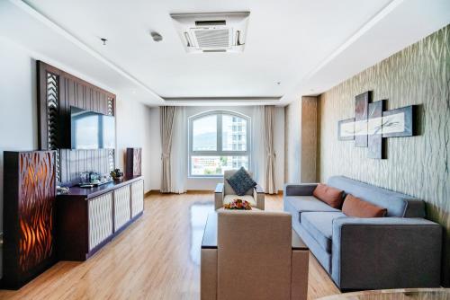 Una televisión o centro de entretenimiento en Galliot Hotel Nha Trang