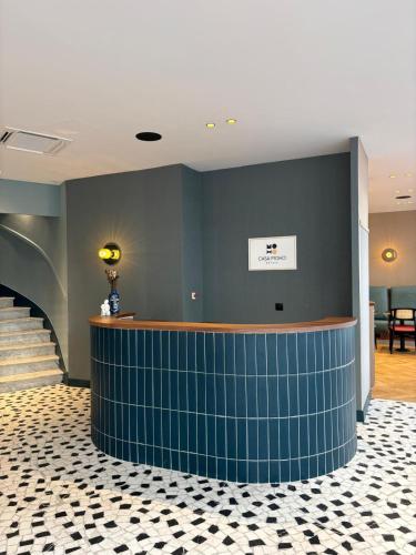 una hall con reception e pavimento piastrellato di Hôtel CASA MOHO - Juan-Les-Pins a Juan-les-Pins