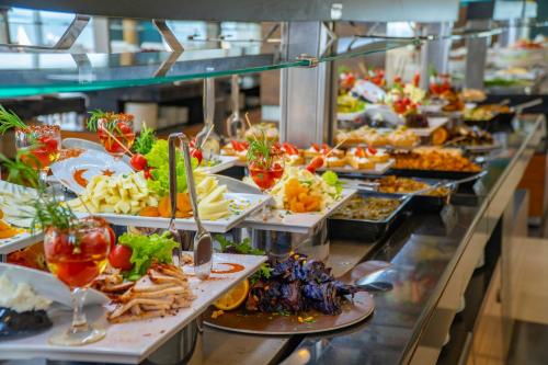 een buffet met veel verschillende soorten eten bij Karya Family Resort Hotel All Inclusive in Ozdere