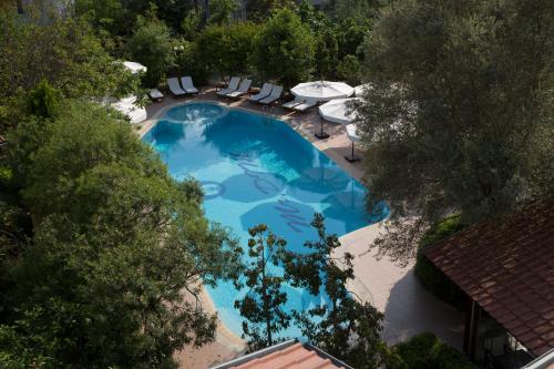 an overhead view of a swimming pool with lounge chairs at Mr. Dim Exclusive Apart Hotel in Göcek
