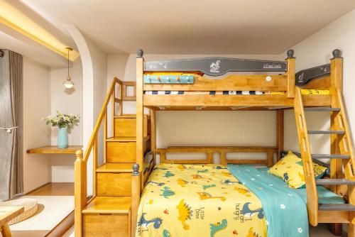 a bunk bed in a small room with a bunk bedutenewayewayprefixprefix at Guangzhou He She Art Apartment in Guangzhou