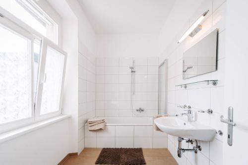 Ένα μπάνιο στο Elegante Altbauwohnung Bregenz am See