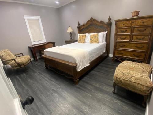 a bedroom with a bed and a dresser and a chair at Best value 3 Huge Bedrooms-Multiple parkings in Willmar
