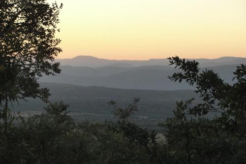 Una vista de un valle con montañas en la distancia. en Mabula Game Reserve, en Welbekend