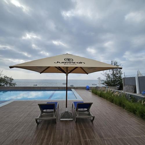 Bazén v ubytování Jumeirah Palms Resort nebo v jeho okolí