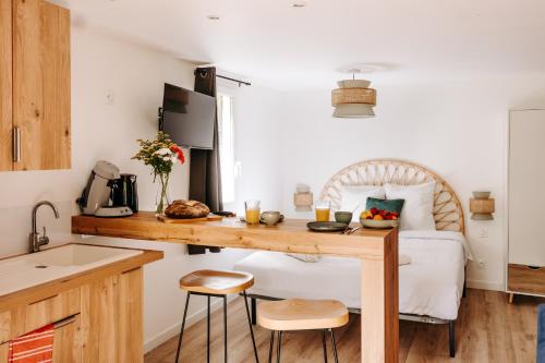 - une cuisine avec une table et un lit dans une chambre dans l'établissement Slow Village Séveilles - Périgord, à Valades