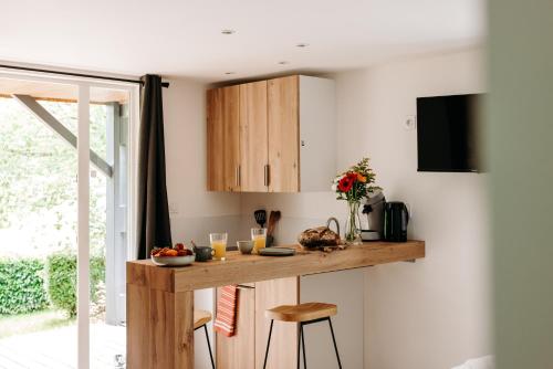 une cuisine avec un comptoir en bois et une fenêtre dans l'établissement Slow Village Séveilles - Périgord, à Valades