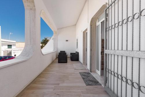 un pasillo interior de una casa con ventana en Appartamenti Sabbiabianca by BarbarHouse, en Torre Lapillo