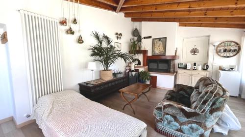 a living room with a couch and a table at Acero Rosso in Fontane