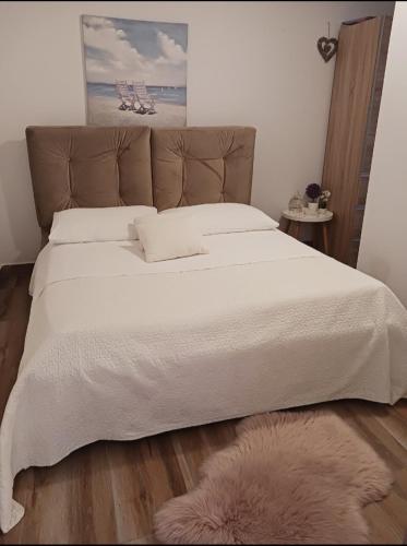 Spacious 3-Bedroom Apartment-Free Parking- Split