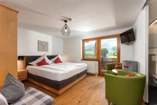 a hotel room with a bed and a tv at Wellnesshaus Reichelt in Radstadt