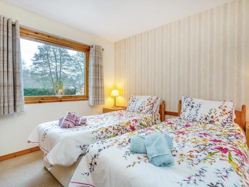 two beds sitting next to each other in a bedroom at Balnagowan Mill in Nethy Bridge