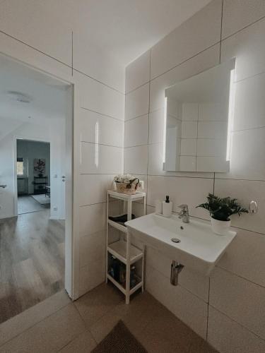 Ένα μπάνιο στο Cozy apartment with a stream view