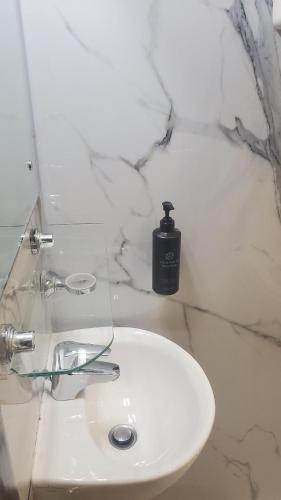 Ένα μπάνιο στο Aldar Hotel