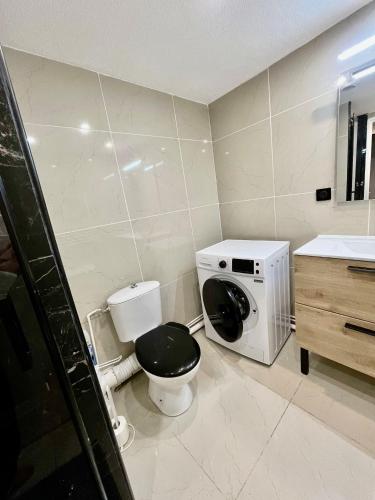 La salle de bains est pourvue de toilettes et d'un lave-linge. dans l'établissement Appartement centre ville et Parking, à Toulouse