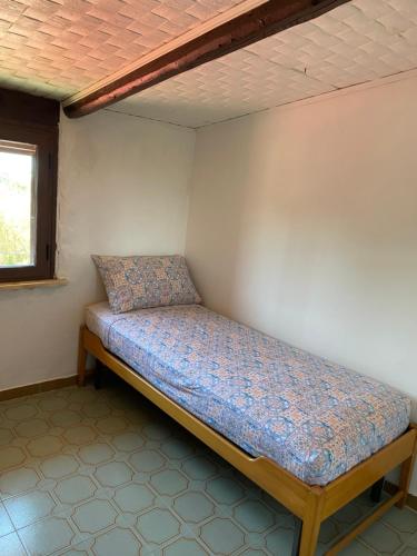 a small bed in a corner of a room at Casa privata in Lido dei Pini