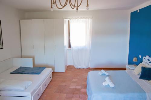 a bedroom with two beds and a window at Casa Accogliente con Vista Lago in Viverone