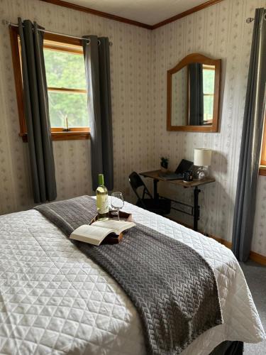 Ένα ή περισσότερα κρεβάτια σε δωμάτιο στο The Sweet Maple Getaway & Maple Welcome Gift!