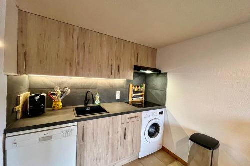 une cuisine avec un lave-linge et un lave-linge dans l'établissement Apartment with balcony and exceptional view, à Saint-Gervais-les-Bains