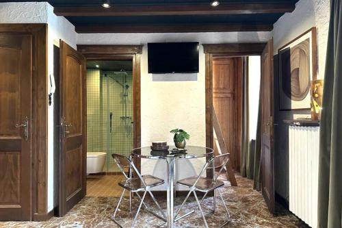 une salle à manger avec une table en verre et une douche dans l'établissement COSY 21 m avec BALCON et VUE près des pistes, à Megève