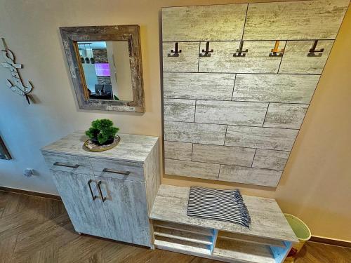y baño con tocador con espejo y mesa. en Annabell apartman, en Tivat