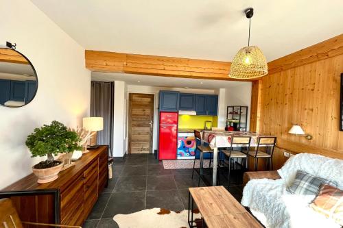 Il comprend un salon et une cuisine équipée d'un réfrigérateur rouge. dans l'établissement Superb Cosy Apartment With Balcony, à Combloux