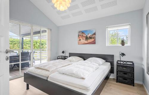 Beautiful Home In Ejstrupholm With Wifiにあるベッド