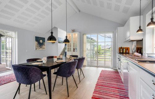 Beautiful Home In Ejstrupholm With Wifiにあるキッチンまたは簡易キッチン